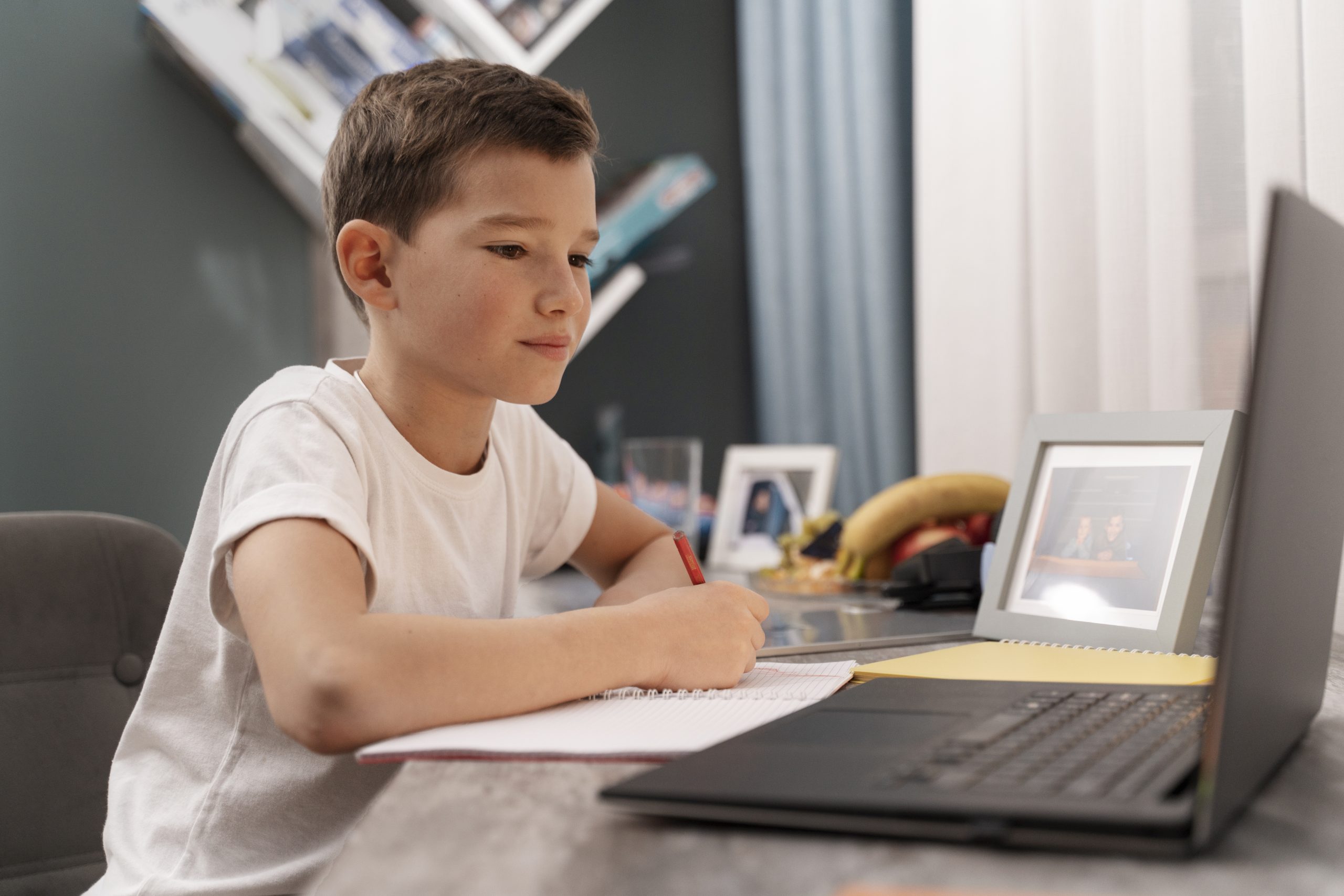 kid-playing-his-room